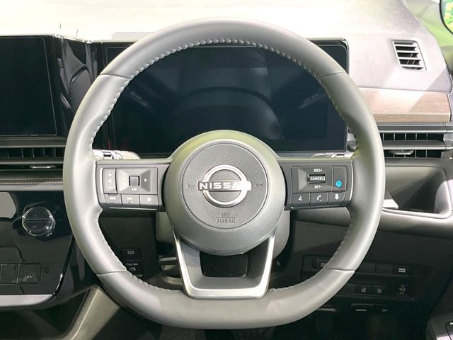 インテリアに合わせたデザインのステアリングは、運転される方のことも考え、運転しやすい形状、大きさです。是非一度、実際に触ってお確かめください。
