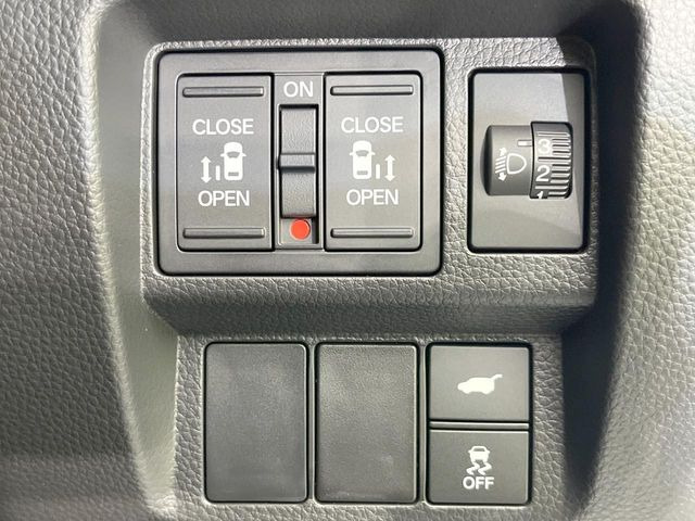【両側パワースライドドア】スマートキーや運転席のスイッチで後席両側スライドドアの開閉が可能♪電動だから力を入れてドアを開ける必要が無く、小さなお子様でも簡単に開け閉めでき快適です♪
