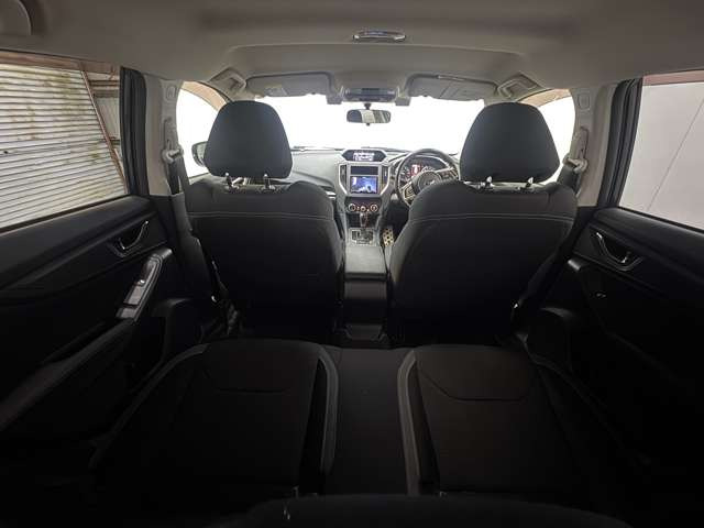 【室内全景】後席側から運転席・助手席まで見渡せる室内全景。ブラック基調で統一され、前後席のレイアウトも確認しやすい一枚です。
