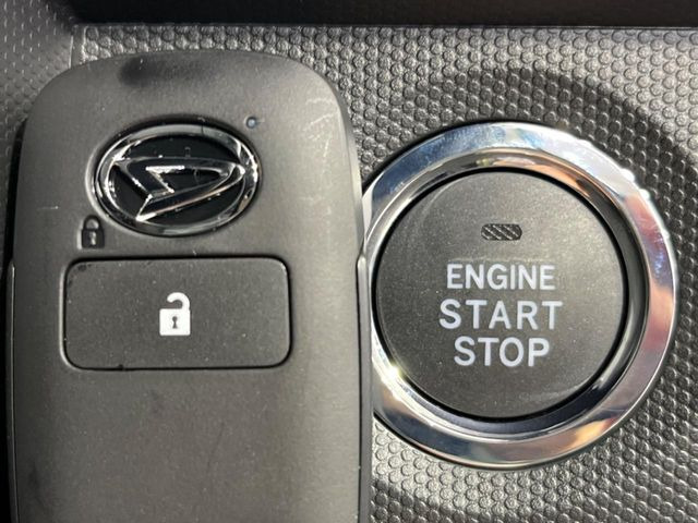 【キーフリーシステム】カバンやポケットに入れたままでもドアの施錠・解錠が可能なスマートキーを装備。エンジンのオン・オフ時もカギを取り出す必要が無いからとっても便利です♪