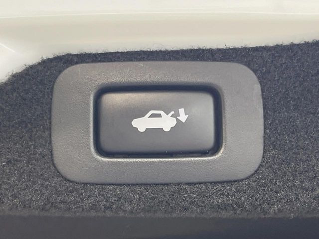 【パワートランクリッド】スマートキーや運転席のボタンを押すだけでリアゲートが自動で閉まります!荷物を持っている時や、高い位置にあるバックドアを閉める際に便利な機能です♪