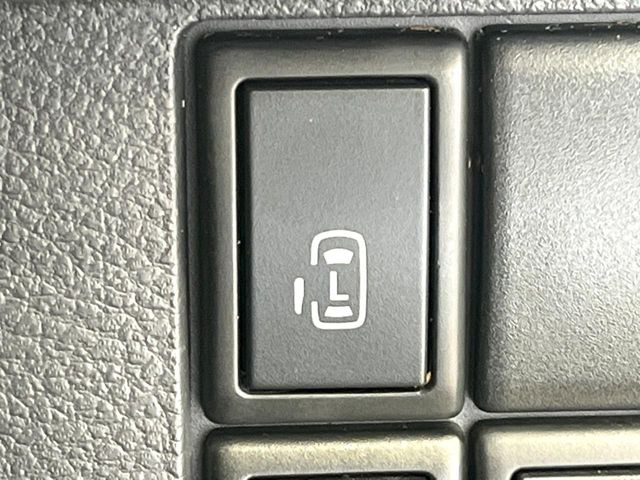 【パワースライドドア】スマートキーや運転席のスイッチでスライドドアの開閉が可能♪電動だから力を入れてドアを開ける必要が無く、小さいお子様でも、重い荷物を持っている時もラクに開け閉めできます♪