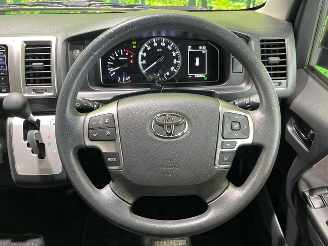 インテリアに合わせたデザインのステアリングは、運転される方のことも考え、運転しやすい形状、大きさです。是非一度、実際に触ってお確かめください。