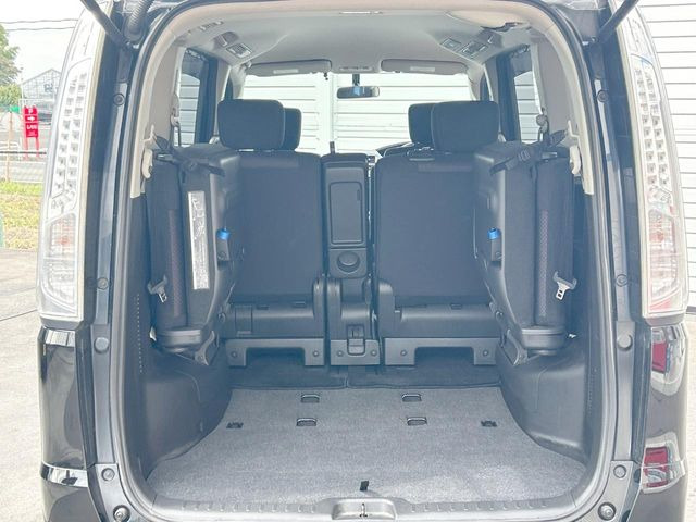 後席を格納すると、これだけの広さが!シーンに合わせたシートアレンジで、大きな荷物も積むことが出来ます♪