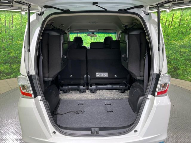普段のお買い物や通勤、送迎等に十分な荷室スペースを確保しております。セカンドシートを倒すと、大きな荷物の積載も可能です♪