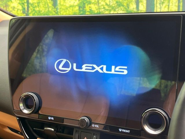 【純正14型ナビ】人気の純正ナビを装備しております。ナビの使いやすさはもちろん、オーディオ機能も充実!キャンプや旅行はもちろん、通勤や買い物など普段のドライブも楽しくなるはず♪