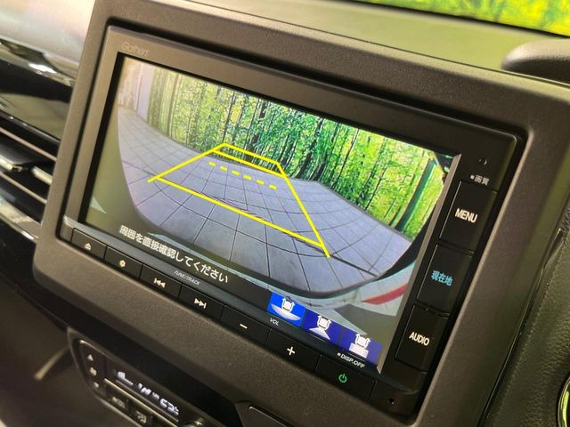 【バックカメラ】駐車時に後方がリアルタイム映像で確認できます。大型商業施設や立体駐車場での駐車時や、夜間のバック時に大活躍!運転スキルに関わらず、今や必須となった装備のひとつです!