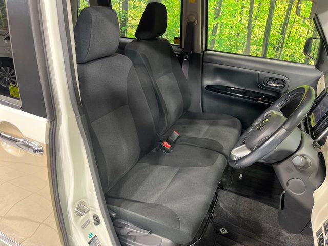 運転席まわりには十分なスペースがあり、大柄な方でもゆったり運転していただける環境です。