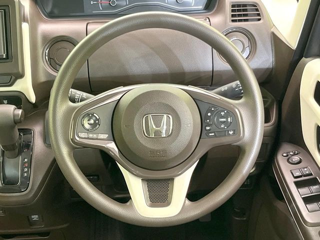 インテリアに合わせたデザインのステアリングは、運転される方のことも考え、運転しやすい形状、大きさです。是非一度、実際に触ってお確かめください。