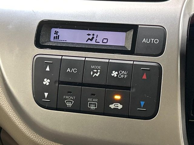 【オートエアコン】一度お好みの温度に設定すれば、車内の温度を検知し風量や温度を自動で調整。暑い&hellip;寒い&hellip;と何度もスイッチ操作をする必要はありません。快適な車内空間には必須の機能ですね♪