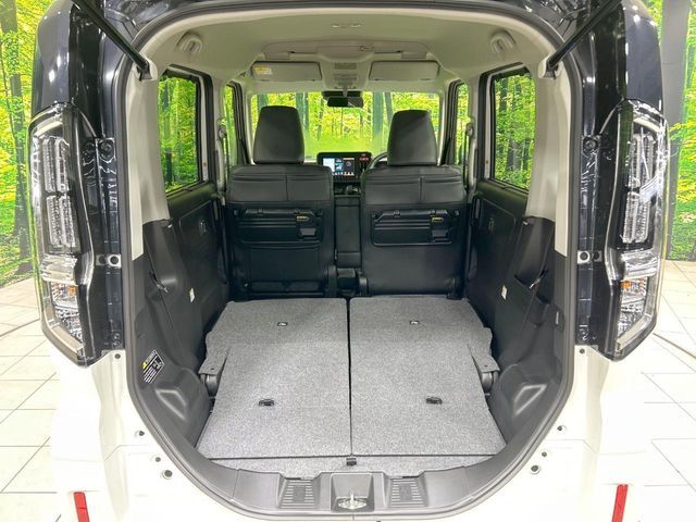 後席を格納すると、これだけの広さが!シーンに合わせたシートアレンジで、大きな荷物も積むことが出来ます♪