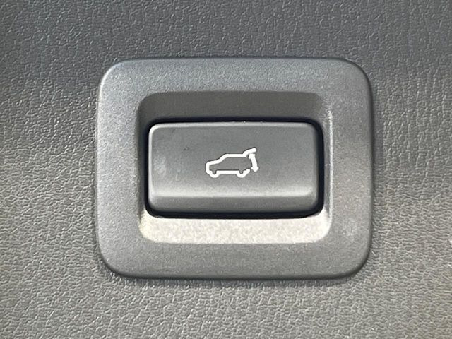【パワーバックドア】スマートキーや運転席のボタンを押すだけでリアゲートが自動で開閉します!荷物を持っている時や、高い位置にあるバックドアを閉める際に便利な機能です♪