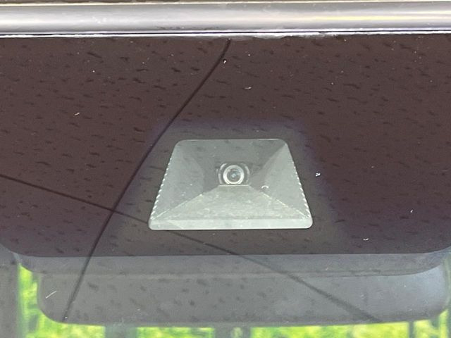 【ホンダセンシング】走行中に前方の車両等を認識し、衝突しそうな時は警報とブレーキで衝突回避と被害軽減をアシスト。より安全にドライブをお楽しみいただけます。