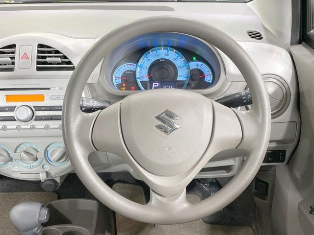 �C���e���A�ɍ��킹���f�U�C���̃X�e�A�����O�́A�^�]�������̂��Ƃ��l���A�^�]���₷���`��A�傫���ł��B�����x�A���ۂɐG���Ă��m���߂��������B