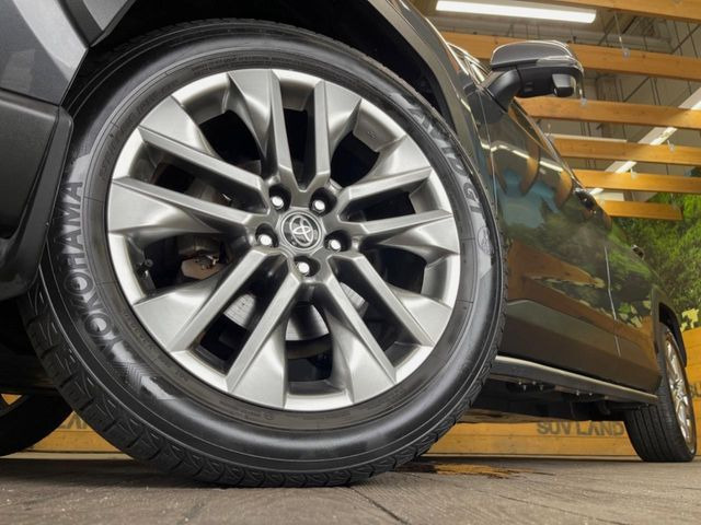 【グレード専用純正19インチアルミホイール】デザイン性の高い純正アルミホイールを装着しております。各種社外アルミホイールや、スタッドレスタイヤも取扱いしております。是非ご相談ください♪