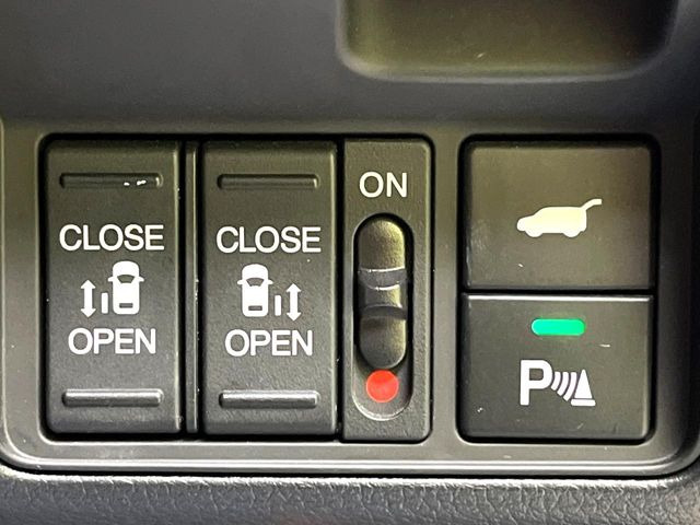 【両側パワースライドドア】スマートキーや運転席のスイッチで後席両側スライドドアの開閉が可能♪電動だから力を入れてドアを開ける必要が無く、小さなお子様でも簡単に開け閉めでき快適です♪
