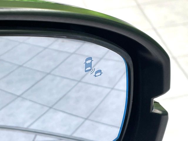 【ブラインドスポットインフォメーション】走行中、ドアミラーの死角になりやすい箇所に後続車が接近するとサイドミラー付近に警告を表示、ドライバーに注意喚起をしてくれます。