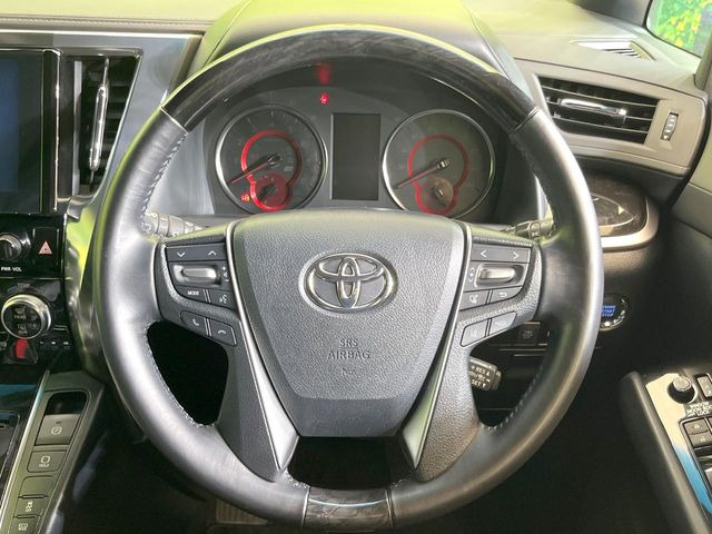 インテリアに合わせたデザインのステアリングは、運転される方のことも考え、運転しやすい形状、大きさです。是非一度、実際に触ってお確かめください。