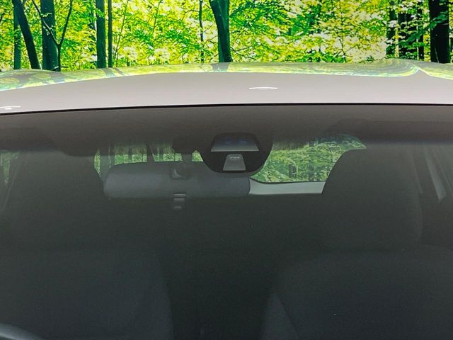 【ホンダセンシング】走行中に前方の車両等を認識し、衝突しそうな時は警報とブレーキで衝突回避と被害軽減をアシスト。より安全にドライブをお楽しみいただけます。