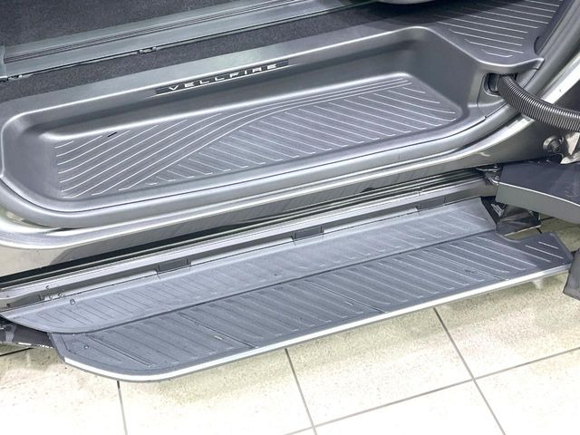 【電動サイドステップ】車高の高いお車でも、これがあれば小さいお子様の乗り降りも楽々♪スライドドアと連動して作動する為、煩わしい操作は不要です!