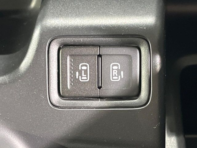 【両側パワースライドドア】スマートキーや運転席のスイッチで後席両側スライドドアの開閉が可能♪電動だから力を入れてドアを開ける必要が無く、小さなお子様でも簡単に開け閉めでき快適です♪