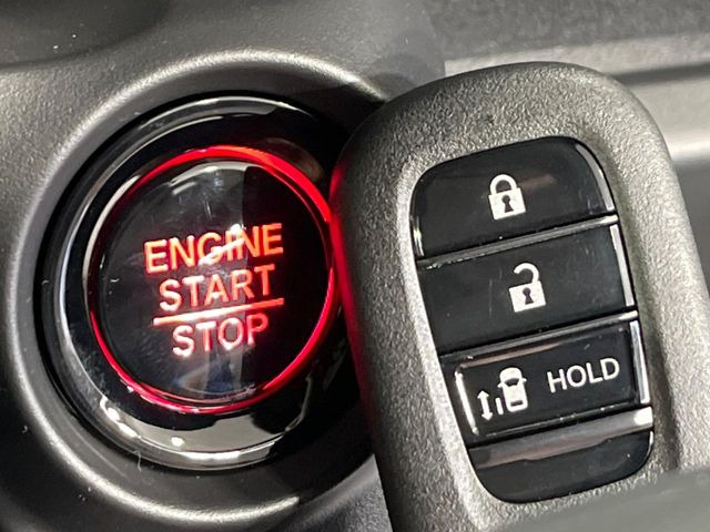 【Hondaスマートキー】カバンやポケットに入れたままでもドアの施錠・解錠が可能なスマートキーを装備。エンジンのオン・オフ時もカギを取り出す必要が無いからとっても便利です♪