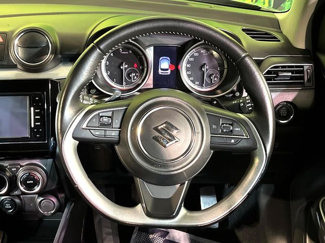 �C���e���A�ɍ��킹���f�U�C���̃X�e�A�����O�́A�^�]�������̂��Ƃ��l���A�^�]���₷���`��A�傫���ł��B�����x�A���ۂɐG���Ă��m���߂��������B