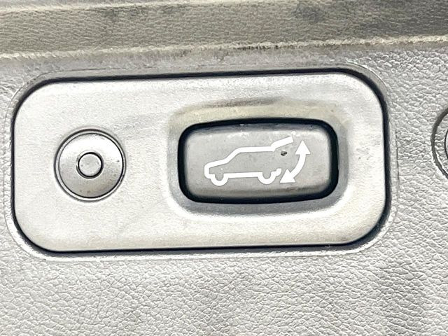 【パワーバックドア】スマートキーや運転席のボタンを押すだけでリアゲートが自動で開閉します!荷物を持っている時や、高い位置にあるバックドアを閉める際に便利な機能です♪