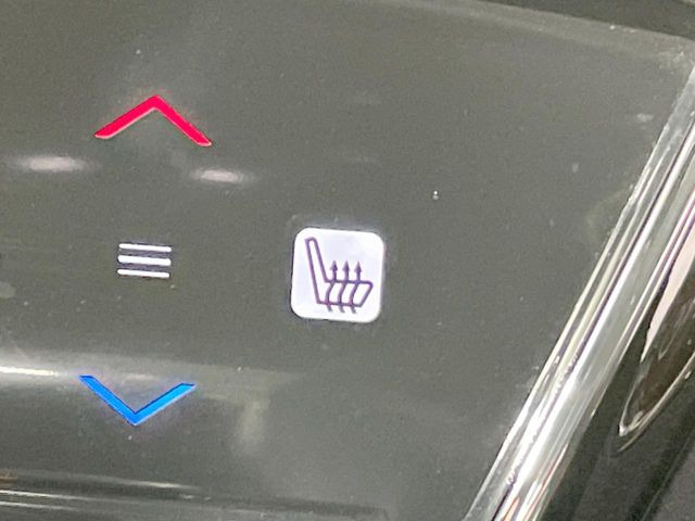 【シートヒーター】寒い日に重宝するシートヒーター!エアコンより早く温まってくれるので寒がりの人も安心ですね♪エアコンの温風は乾燥するから苦手、という方にもをおすすめです。
