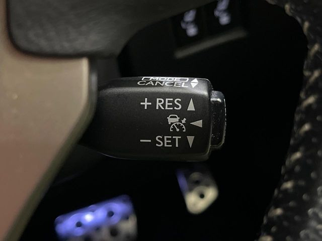 【レーダークルーズコントロール】高速道路での長距離走行が楽に!!自動で速度を保つクルーズコントロールが、衝突軽減システムと連携し、前方の車両を感知して車間を保つように速度調節してくれます!!