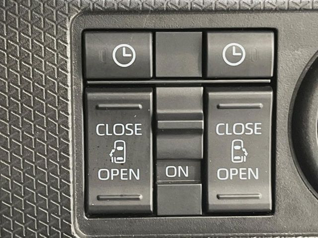 【両側パワースライドドア】スマートキーや運転席のスイッチで後席両側スライドドアの開閉が可能♪電動だから力を入れてドアを開ける必要が無く、小さなお子様でも簡単に開け閉めでき快適です♪