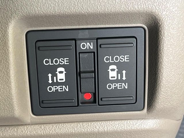 【両側パワースライドドア】スマートキーや運転席のスイッチで後席両側スライドドアの開閉が可能♪電動だから力を入れてドアを開ける必要が無く、小さなお子様でも簡単に開け閉めでき快適です♪