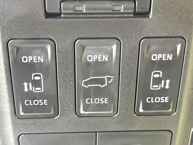 【両側パワースライドドア】スマートキーや運転席のスイッチで後席両側スライドドアの開閉が可能♪電動だから力を入れてドアを開ける必要が無く、小さなお子様でも簡単に開け閉めでき快適です♪