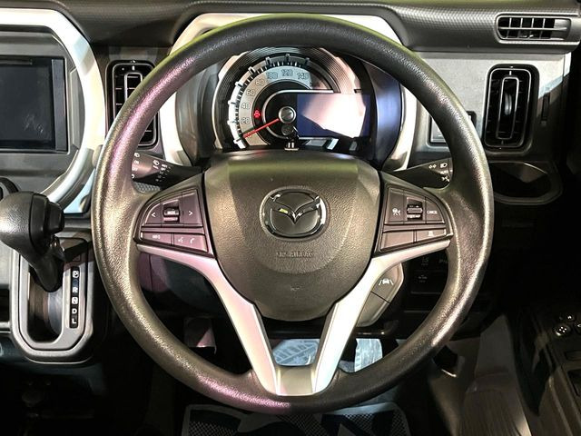 インテリアに合わせたデザインのステアリングは、運転される方のことも考え、運転しやすい形状、大きさです。是非一度、実際に触ってお確かめください。