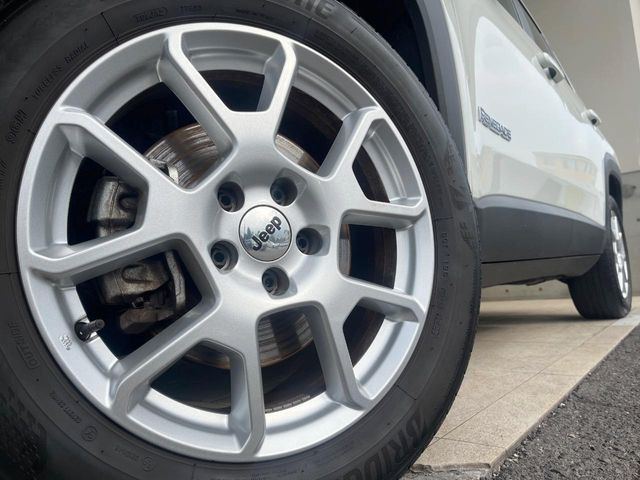 ●純正アルミホイール:輸入車ならではの卓越した走りを支えるホイールと足回りです!日本車の走りに慣れている方にもぜひ体感して頂きたいほど、高いレベルでまとまっています!