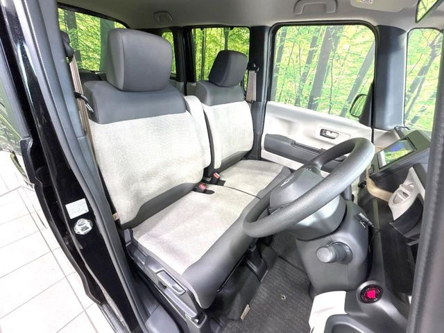 運転席シート廻りは使用感も少なく、良好な状態となっています。前オーナー様が丁寧に使っていたことがよくわかりますね。