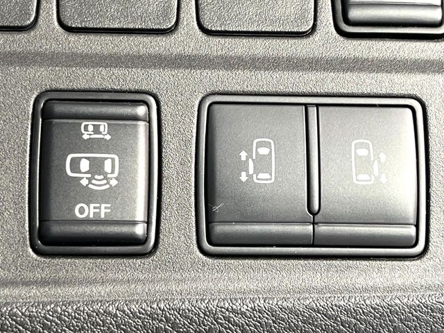 【ハンズフリー機能付き両側パワースライドドア】スライドドアの下に足先を入れてすぐ引くと、自動的にスライドドアが開閉します!荷物で両手がふさがった状態でも、ドアの開閉ができてとっても便利!