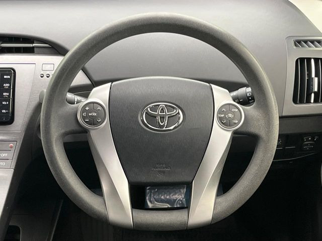 インテリアに合わせたデザインのステアリングは、運転される方のことも考え、運転しやすい形状、大きさです。是非一度、実際に触ってお確かめください。