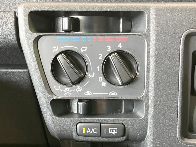 寒い冬も暑い夏も全席に快適な空調を届けてくれる、ダイヤル式エアコンを装備♪