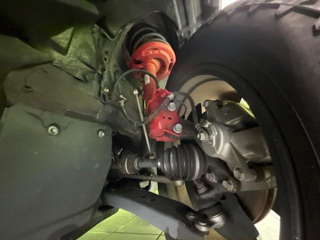 お車を安心してお乗りいただく為には、足回りの定期点検が欠かせません。サービスサポート(有償保証)では無料点検もご提供しており、安心のカーライフをお過ごしいただけるサポート体制が整っています。