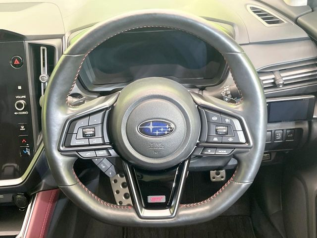 インテリアに合わせたデザインのステアリングは、運転される方のことも考え、運転しやすい形状、大きさです。是非一度、実際に触ってお確かめください。