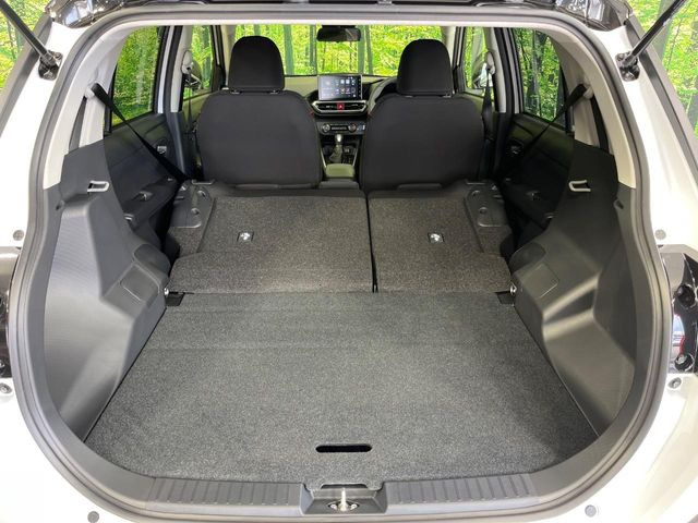 後席を格納すると、これだけの広さが!シーンに合わせたシートアレンジで、大きな荷物も積むことが出来ます♪