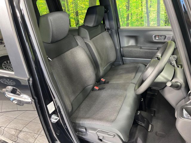 運転席まわりには十分なスペースがあり、大柄な方でもゆったり運転していただける環境です。