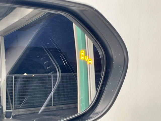 【ブラインドスポットモニター】走行中、ドアミラーの死角になりやすい箇所に後続車が接近するとサイドミラーのレンズに警告を表示!ドライバーに注意喚起をしてくれます。