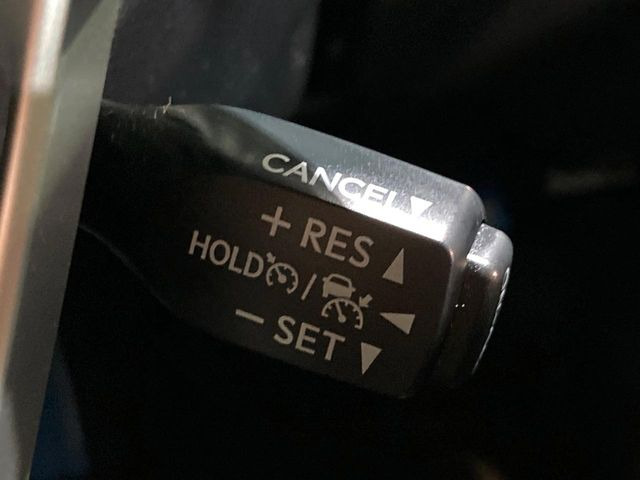 【クルーズコントロール】高速道路もラクラク走行。アクセルを離しても一定速度で走行ができ、長距離運転時の負担を軽減!加速・減速も簡単なスイッチ操作で調整できます。
