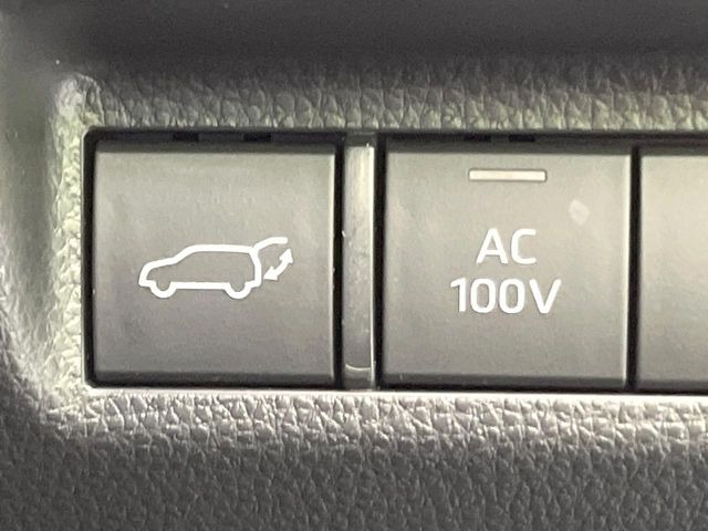 【パワーバックドア】スマートキーや運転席のボタンを押すだけでリアゲートが自動で開閉します!荷物を持っている時や、高い位置にあるバックドアを閉める際に便利な機能です♪