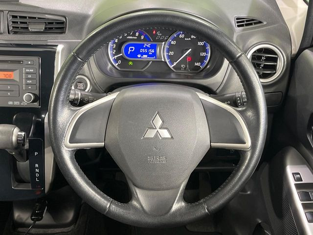 �C���e���A�ɍ��킹���f�U�C���̃X�e�A�����O�́A�^�]�������̂��Ƃ��l���A�^�]���₷���`��A�傫���ł��B�����x�A���ۂɐG���Ă��m���߂��������B