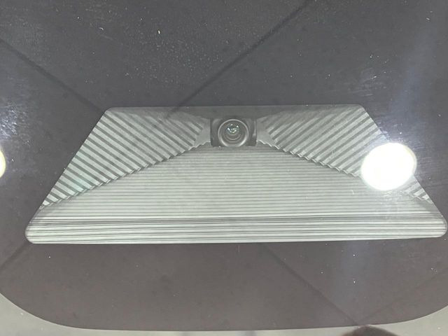 【ホンダセンシング】走行中に前方の車両等を認識し、衝突しそうな時は警報とブレーキで衝突回避と被害軽減をアシスト。より安全にドライブをお楽しみいただけます。