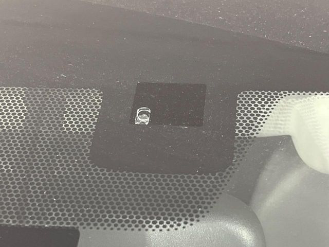 【アイサイトVer3】前方の車両等を検知し、衝突しそうな時は警報で注意を促し、ブレーキを踏む力をサポート。ブレーキを踏めなかった場合は衝突被害軽減ブレーキが作動、衝突回避をサポートします。