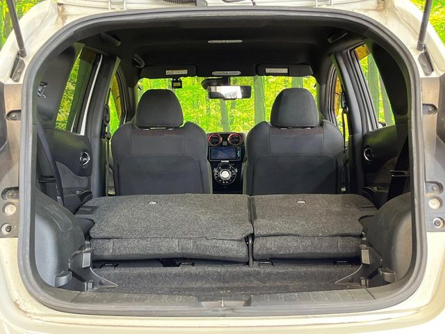 普段のお買い物や通勤、送迎等に十分な荷室スペースを確保しております。セカンドシートを倒すと、大きな荷物の積載も可能です♪